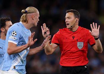 الإعلام الإيطالي يهاجم حكم مباراة مانشستر سيتي ونابولي طرد دي لورنزو صحيح ولكن