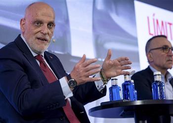 تيباس الدوري الإنجليزي سينهار بسبب ما يفعله وهدفنا الكرة الذهبية