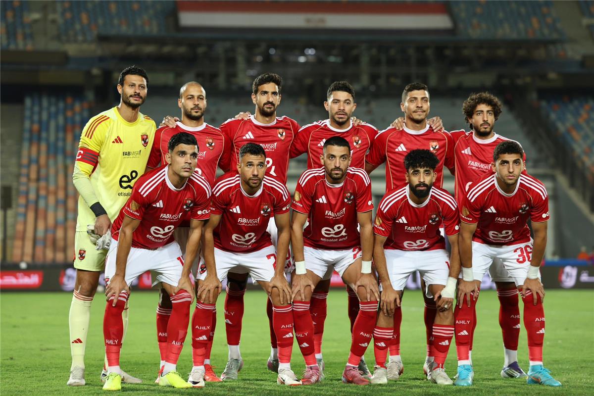 اخبار نيوز : لاعب الأهلي يغادر مباراة سيراميكا كليوباترا مصابًا