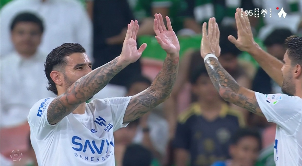 هدف ثيو هيرنانديز الرائع في مرمي الاهلي بالدوري السعودي - بطولات