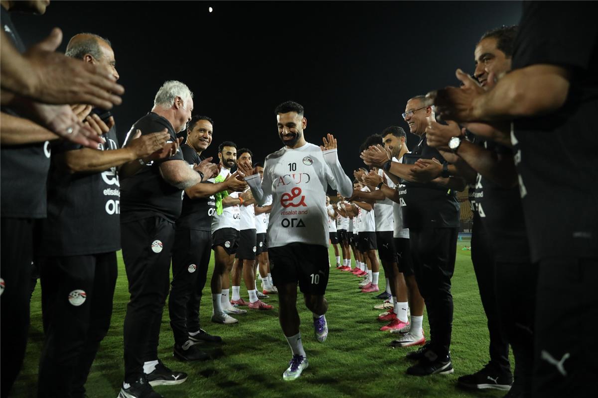 اخبار نيوز : فيديو وصور | تكريم خاص لـ محمد صلاح بمعسكر المنتخب بعد إنجازه التاريخي