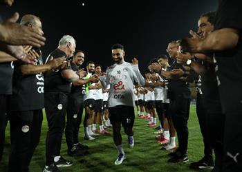 فيديو وصور تكريم خاص لـ محمد صلاح بمعسكر المنتخب بعد إنجازه التاريخي
