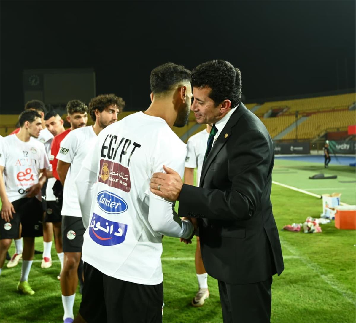 اخبار نيوز : وزير الرياضة: محمد صلاح فعل أمورًا لم تحدث بتاريخ الرياضة المصرية.. ويشبه مارادونا وميسي ورونالدو