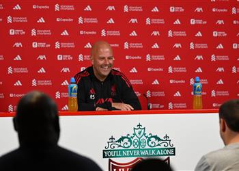 سلوت يسخر من مانشستر سيتي ويستدل بعلاقة محمد صلاح وأرنولد في دفاعه عن لاعب ليفربول