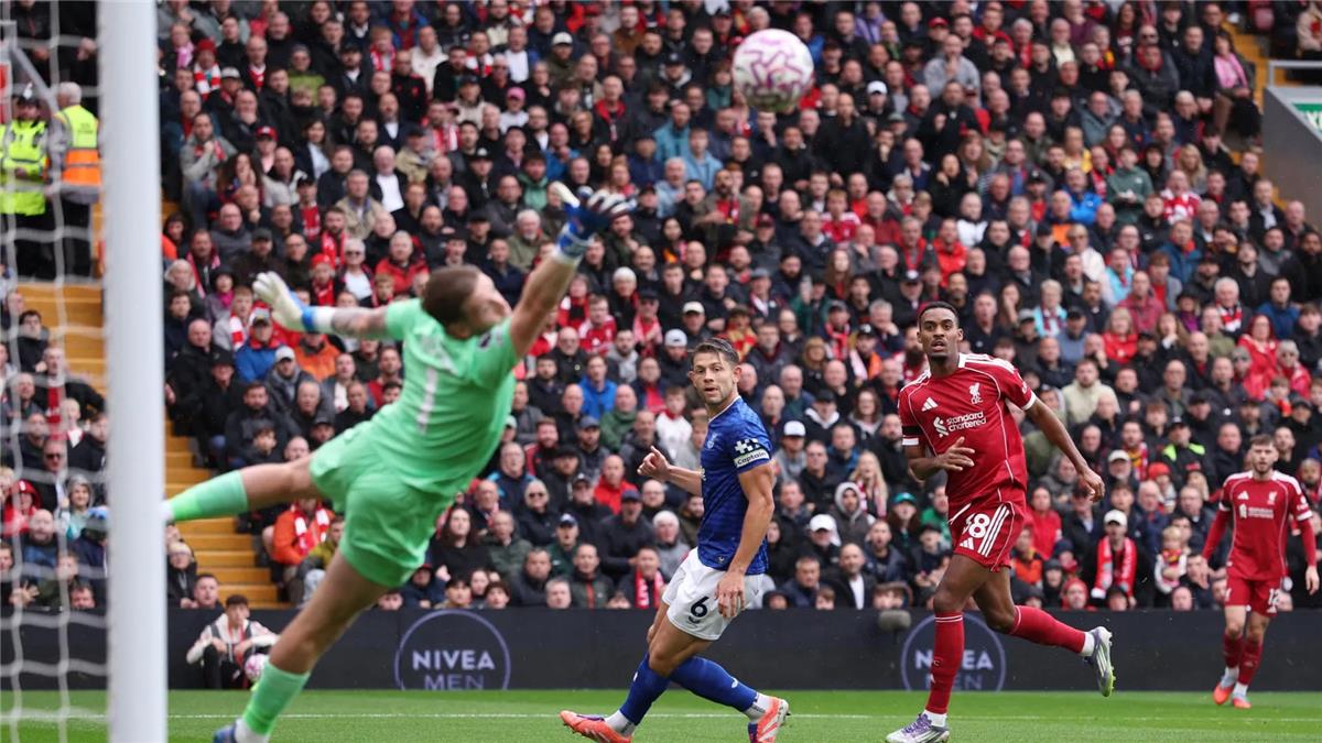 بالفيديو | صناعة محمد صلاح.. قطار ليفربول يعبر إيفرتون بثنائية في الدوري الإنجليزي