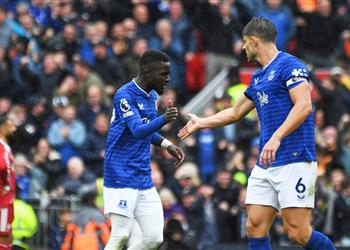 فيديو إدريسا جايي يسجل هدف إيفرتون الأول أمام ليفربول