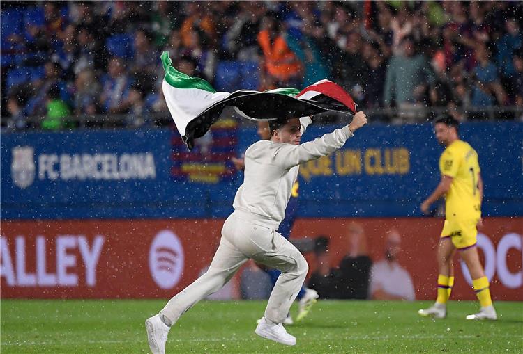 مشجع يحمل علم فلسطين