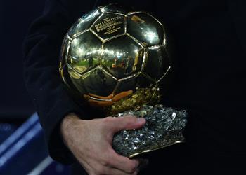 مستبعد ا محمد صلاح وائل جمعة يكشف عن مرشحيه الثلاثة لـ الكرة الذهبية 2025