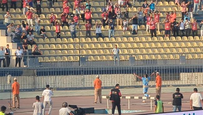 تريزيجه يذهب لجماهير الاهلي ويحتفل معهم بعد تسجيله هدف امام حرس الحدود