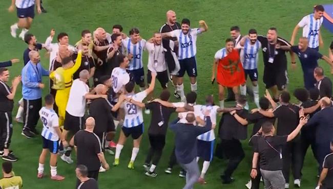 فرحه لاعبي بيراميدز بعد الفوز علي الاهلي السعودي والتتويج بكأس القارات الثلاثة