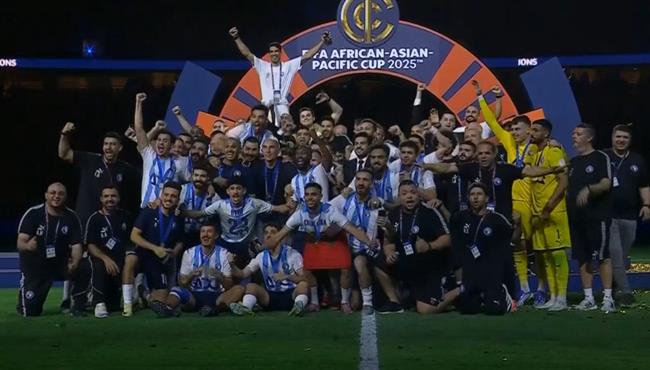 مراسم تتويج بيراميدز بطلاً لـ كأس القارات الثلاثة