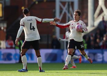 سبب عدم احتساب لمسة يد على محمد صلاح في هدف كييزا ضد كريستال بالاس