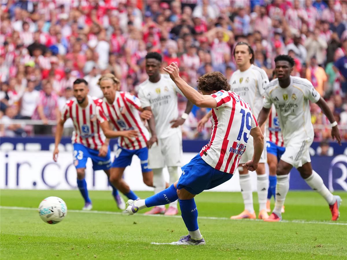 بـسلوك غير لائق.. لاعب ريال مدريد يثير غضب جماهير أتلتيكو في الديربي