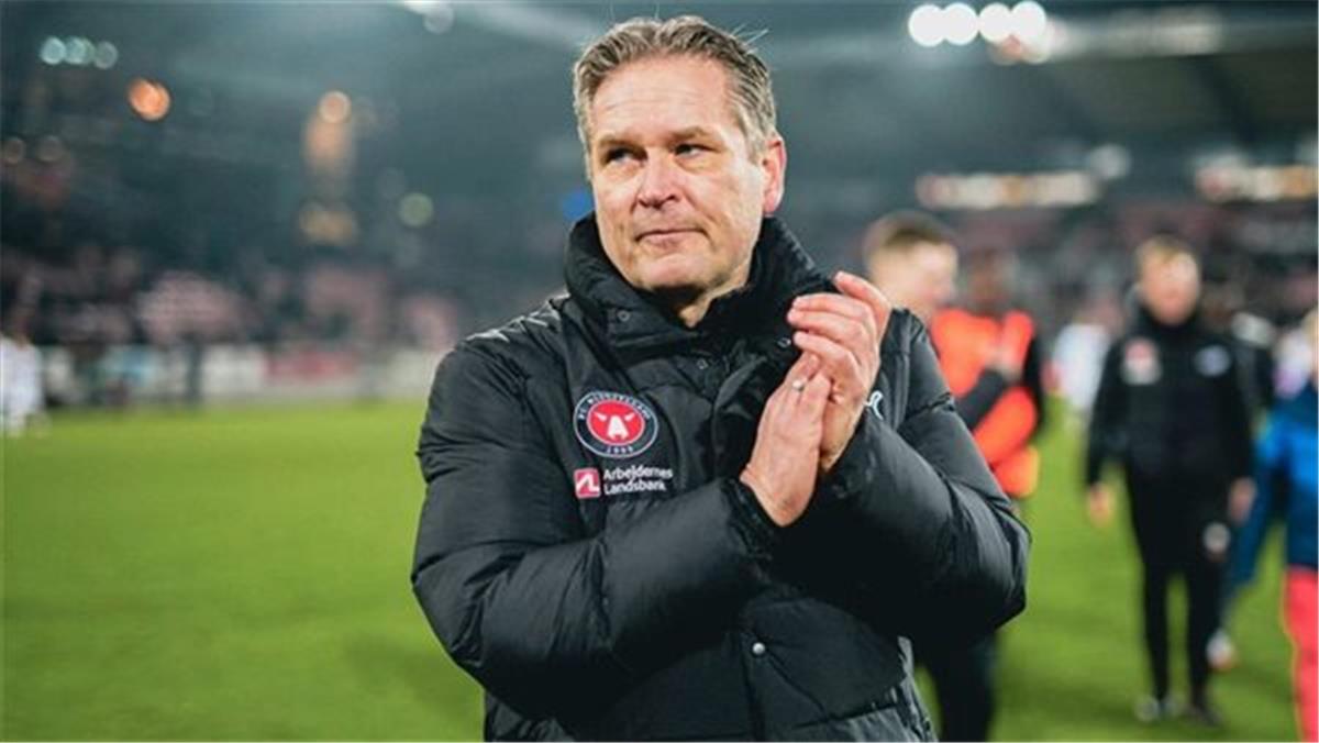 خاص | موعد وصول توماس توماسبيرج لتدريب الأهلي.. وعدد مساعديه
