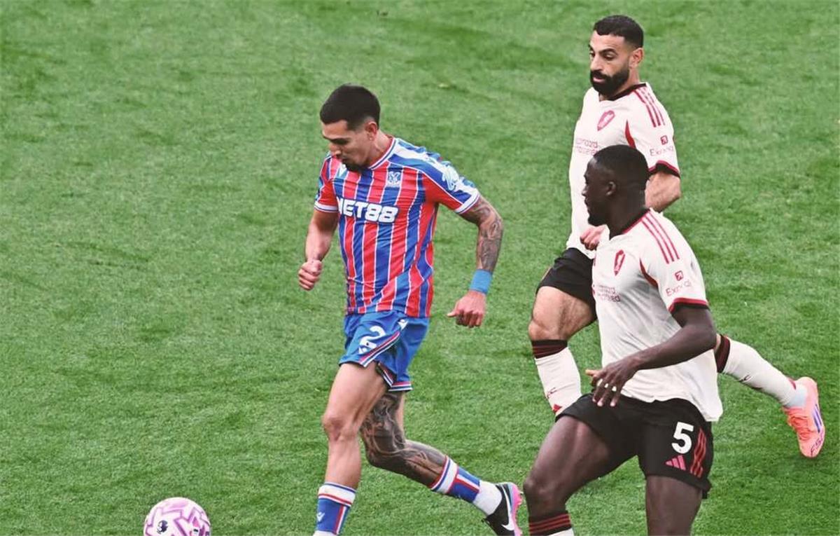 فيديو | تصرف راقِ من محمد صلاح بعد خسارة ليفربول أمام كريستال بالاس