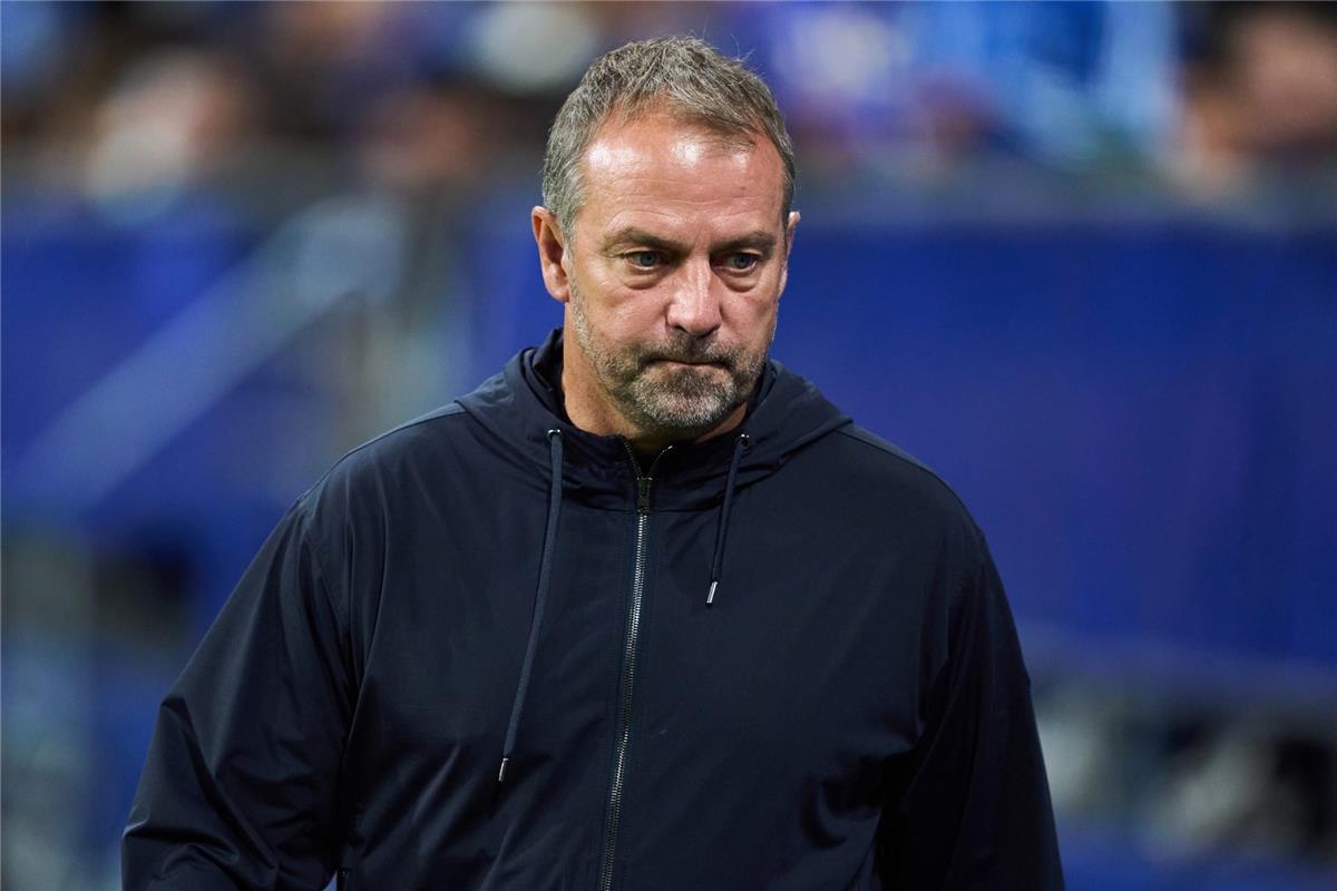فليك ينهال بالمديح على لاعب برشلونة: ما يفعله مذهل.. وعلينا الدفاع عن الصدارة