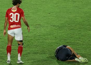 لاعب الزمالك يغادر مباراة القمة أمام الأهلي مصاب ا