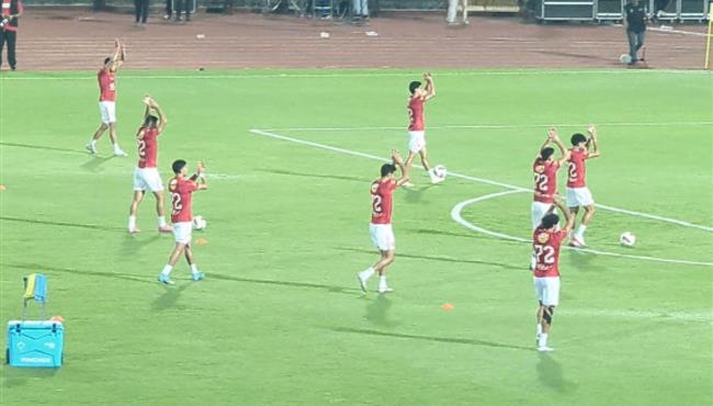 لاعبو الاهلي يتبادلون التحيه مع الجماهير قبل مباراة الزمالك في الدوري المصري