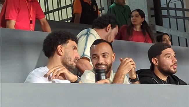 افشة وعواد وحمزة علاء .. حديث ومزاح بين ثلاثي الاهلي والزمالك في مباراة القمة