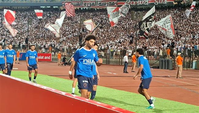 عمرو ناصر مهاجم الزمالك يغني مع الجماهير اثناء عمليات الأحماء في  مباراة القمة