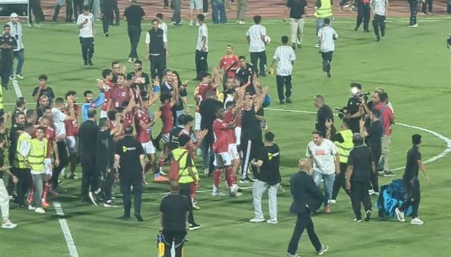 لاعبو الاهلي يحتفلون مع الجماهير بعد الفوز علي الزمالك في الدوري المصري