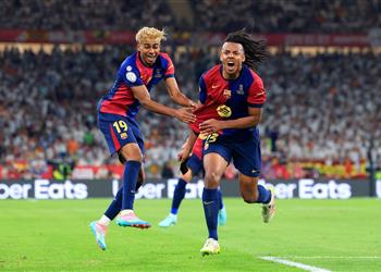 كوندي يثير الجدل بشأن الأحق بالكرة الذهبية بين ديمبلي ولامين يامال