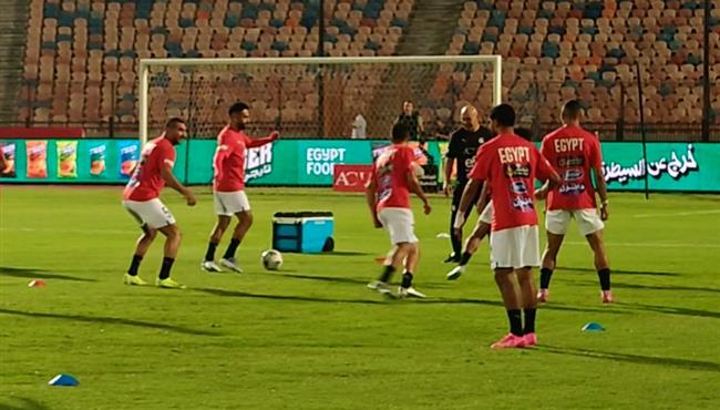 اساطير مع بعض صلاح وحسام حسن في تقسيمة واحدة في مران منتخب مصر