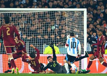 فيديو في مباراة الوداع ميسي يقود الأرجنتين للفوز على فنزويلا بثلاثية في تصفيات كأس العالم 2026