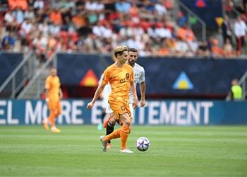 كومان يثير قلق برشلونة بشأن دي يونج قبل مباراة ليتوانيا