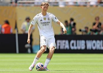 وكيل هويسن يشبهه بأسطورة الكرة الألمانية ويصرح سيغير مفهوم قلب الدفاع