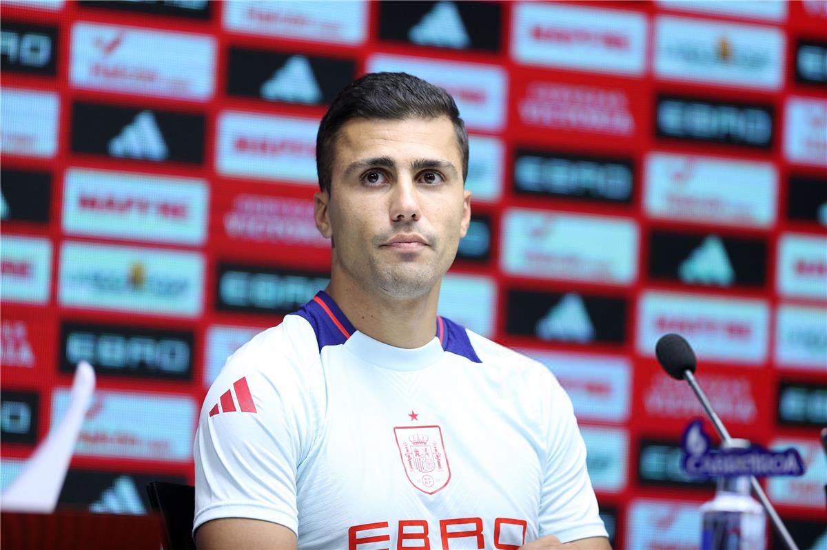 اخبار نيوز : رودري يصدم لامين يامال ونجوم إسبانيا بشأن اللاعب الأحق بالكرة الذهبية