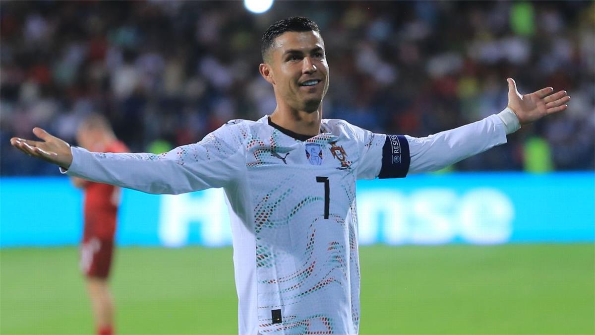 اخبار نيوز : رونالدو يتخطى ميسي ويقترب من رقم قياسي بعد هدفيه أمام أرمينيا