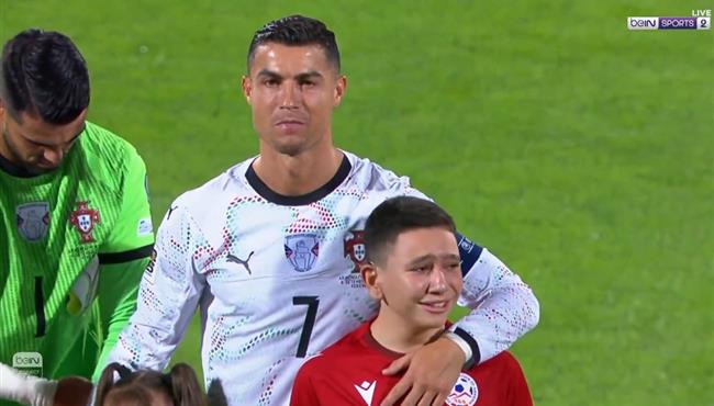 طفل يبكي بسبب رونالدو في مباراة البرتغال وارمينيا بتصفيات كأس العالم