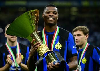 بعد ارتباطه بضمه دومفريس يصدم برشلونة وهانز فليك