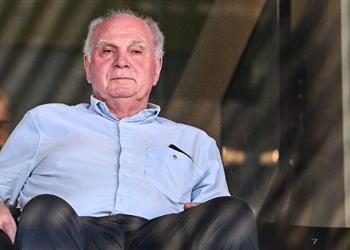 تعلمنا من برشلونة هونيس يبرر صفقات بايرن ميونخ بـ تصريح مثير أمام الانتقادات