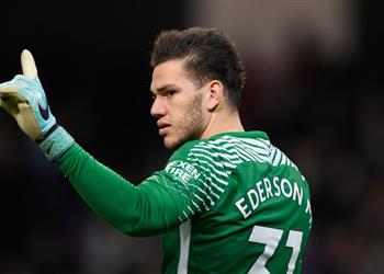 أسطورة مانشستر سيتي إيدرسون غي ر مفهوم حراسة المرمى في كرة القدم