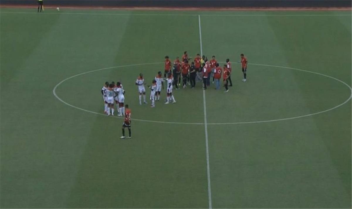 اخبار نيوز : فيديو | لاعب منتخب مصر يغادر مباراة بوركينا فاسو مصابًا