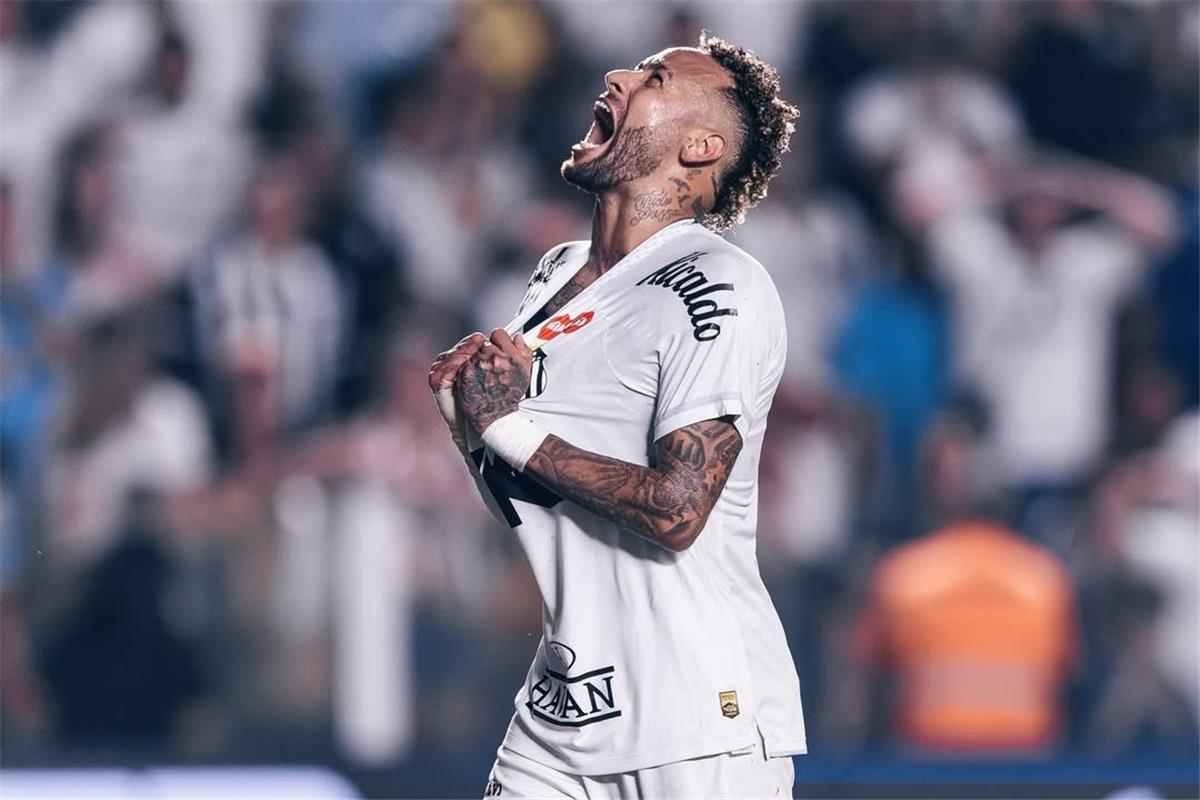 استعدادًا لكأس العالم.. نيمار يجدد عقده مع سانتوس البرازيلي 