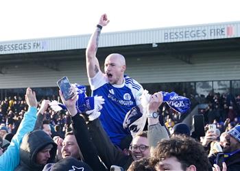 فيديو الجماهير احتفلت بأرض الملعب نادي درجة سادسة يفجر أكبر مفاجآت كأس الاتحاد ويقصي كريستال بالاس
