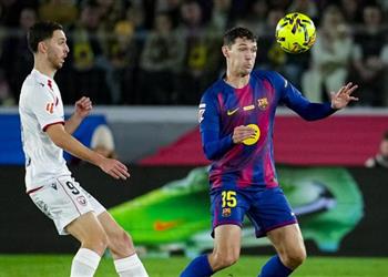 رابطة الليجا تعلن قرارها بشأن إصابة كريستنسن وتأثيره على تسجيل صفقة برشلونة