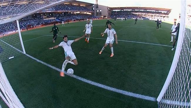 رامي بن سبعيني ينقذ هدف محقق من علي خط المرمي امام نيجيريا