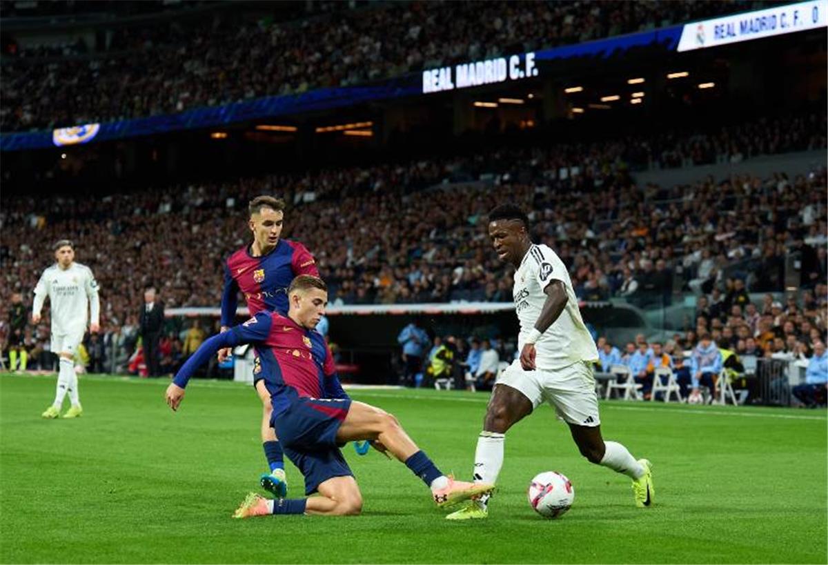 معلقين مباراة برشلونة وريال مدريد اليوم في نهائي كأس السوبر الإسباني 