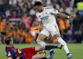 مدة غياب دي يونج عن برشلونة بعد طرده أمام ريال مدريد في السوبر الإسباني