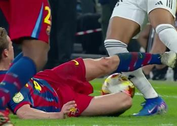 الإعلان عن عقوبة دي يونج بعد طرده في كلاسيكو برشلونة وريال مدريد