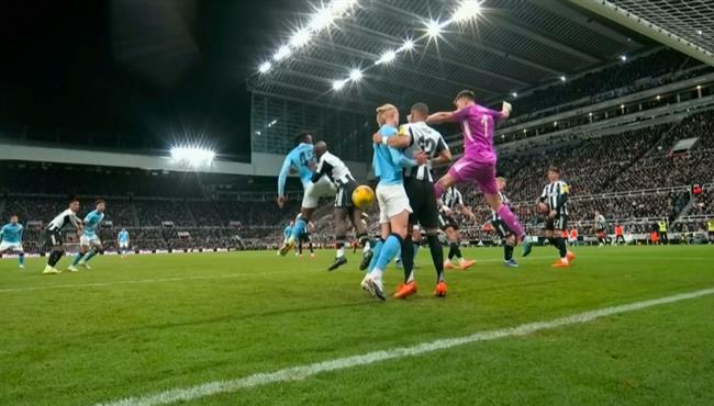 هدف سيمينيو الملغي امام نيوكاسل بكأس الرابطة الانجليزية