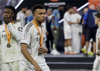 خبير نفسي يهاجم مبابي بعد واقعة الممر الشرفي أمام برشلونة في نهائي السوبر الإسباني