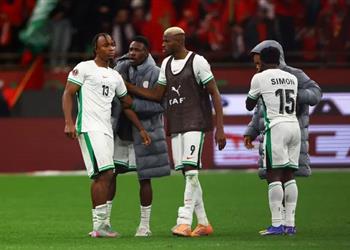 مدرب نيجيريا يوضح سبب استبدال أوسيمين ويثير الغموض بشأن مستقبله قبل مواجهة مصر