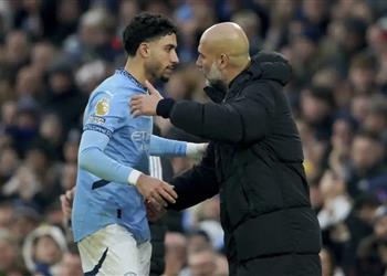 بعد استغاثته جوارديولا يوضح موعد عودة عمر مرموش إلى مانشستر سيتي