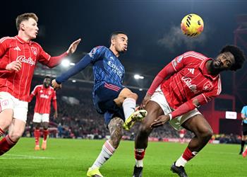 آرسنال يرفض هدية مانشستر سيتي ويكتفي بالتعادل مع نوتينجهام فورست في الدوري الإنجليزي