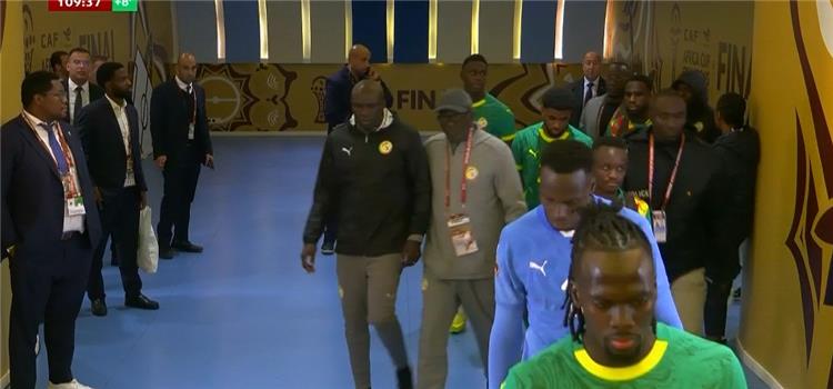 عودة اللاعبين إلي أرضية الملعب من جديد